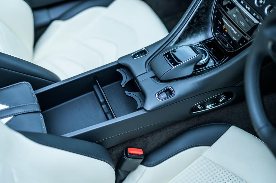 Детали интерьера Aston Martin DBS Superleggera Volante 2019 года  (JP) (фото 4 из 24)